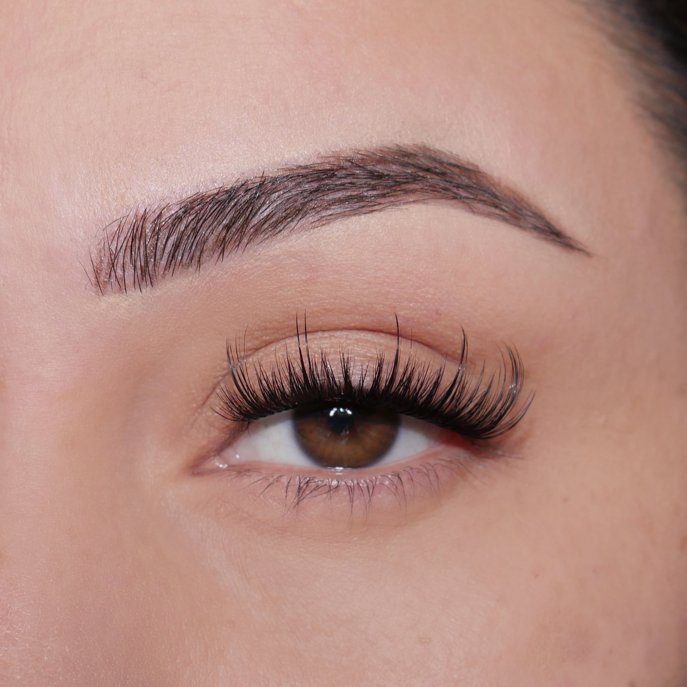 Stick & shine self adhesive under lashes