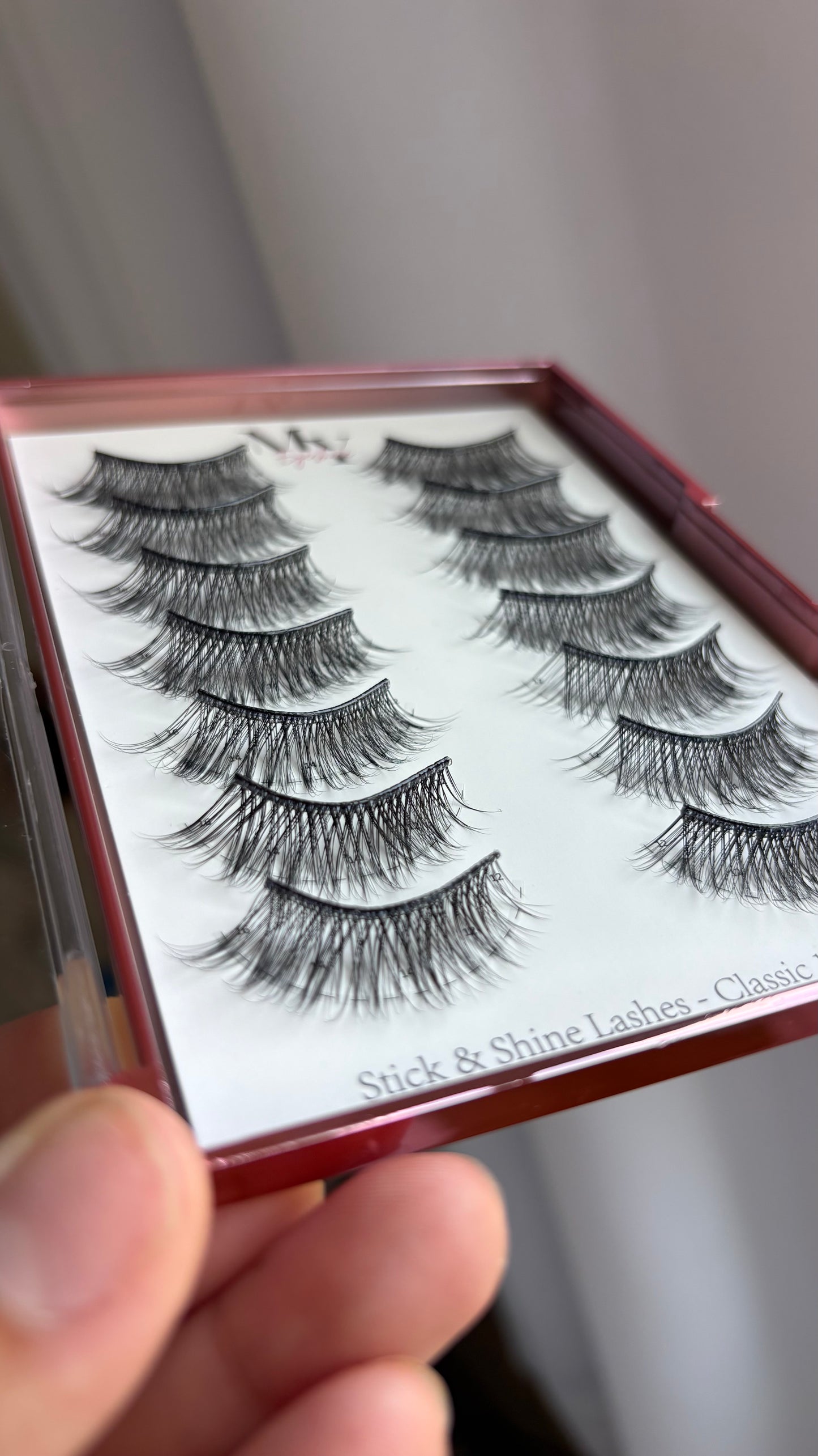 Stick & shine self adhesive lashes